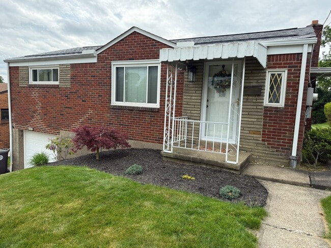 Building Photo - Move-In Ready 2BR Home on Quiet Residential Street in Baldwin/Whitehall!