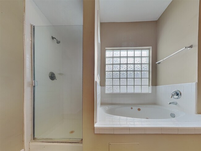 Building Photo - 11911 Lakewood Hills Dr