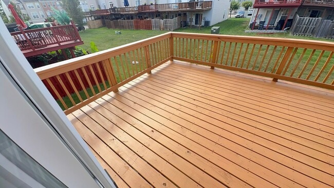 Building Photo - Stunning 3 Bed 3.5 Bath End Unit Townhome ...