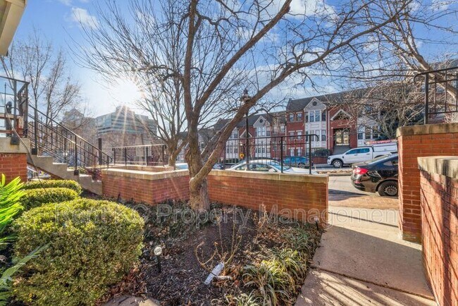 Building Photo - 530 W 10th St