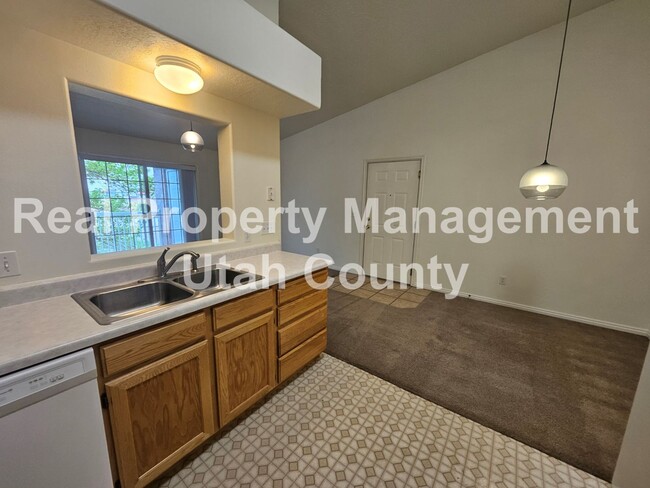 Building Photo - Orem Condo Top Floor Pet Friendly