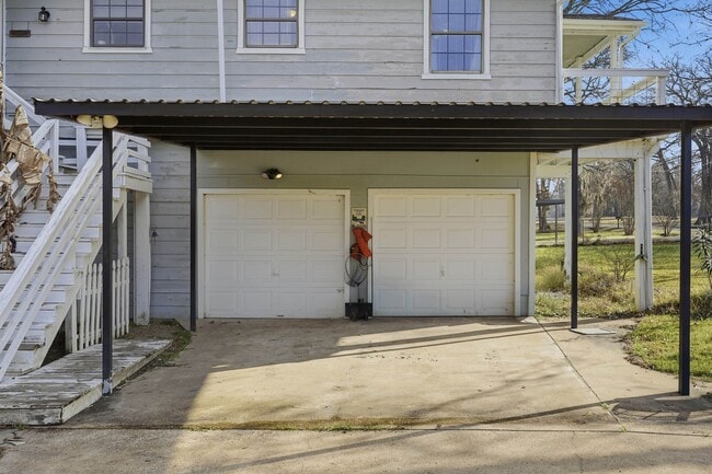 Building Photo - 360 S Lakeside Dr