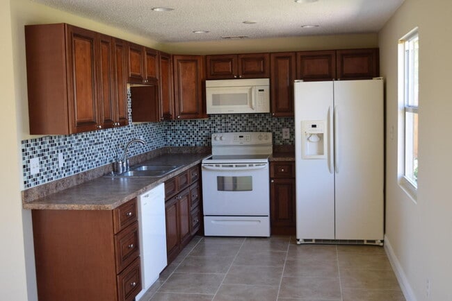 Building Photo - 3 bedroom 2 Bath 1 car garage