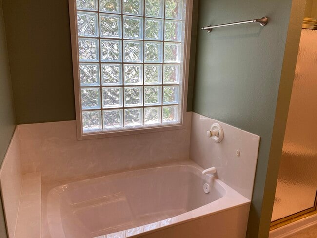 Building Photo - 2020 Plantation Oaks Dr