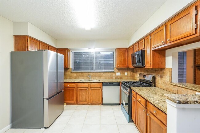 Building Photo - 8010 Goldengrove Dr