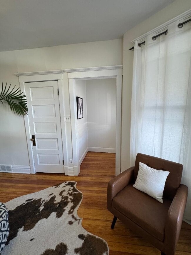 Building Photo - 1831 W Nelson St