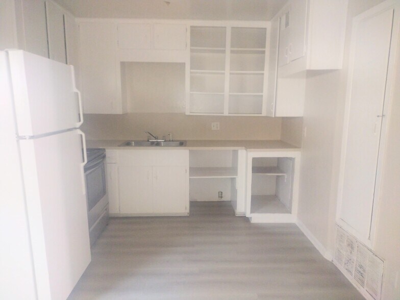 Building Photo - 508 Holiday Dr