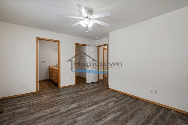 Building Photo - Lovely 3 Bedroom 2 Bath Home w/ 2 Car Gara...