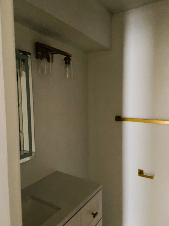 Building Photo - 3 bedrooms /2 bath Condo Available Now