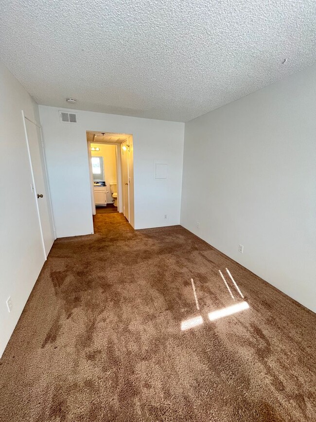Building Photo - 1 Bedroom 1 Bathroom Condo unit Near Las V...