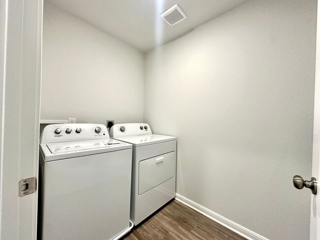 Building Photo - $500 OFF FIRST MONTHS RENT