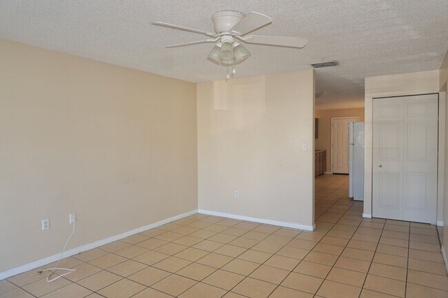 Building Photo - 2571-2575 Elm Ave