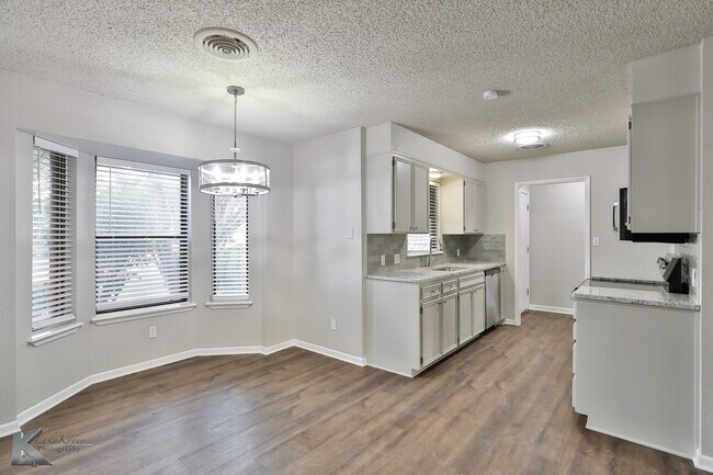 Building Photo - 4350 Bluebonnet Ct