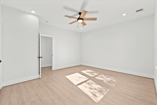 Building Photo - 1910 Bayou Shore Dr