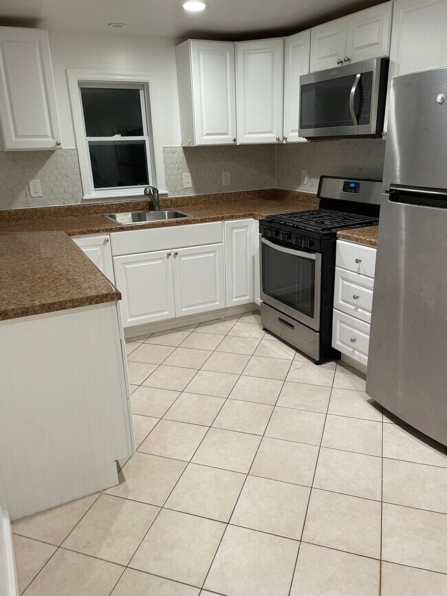 Building Photo - 18 Sarah St