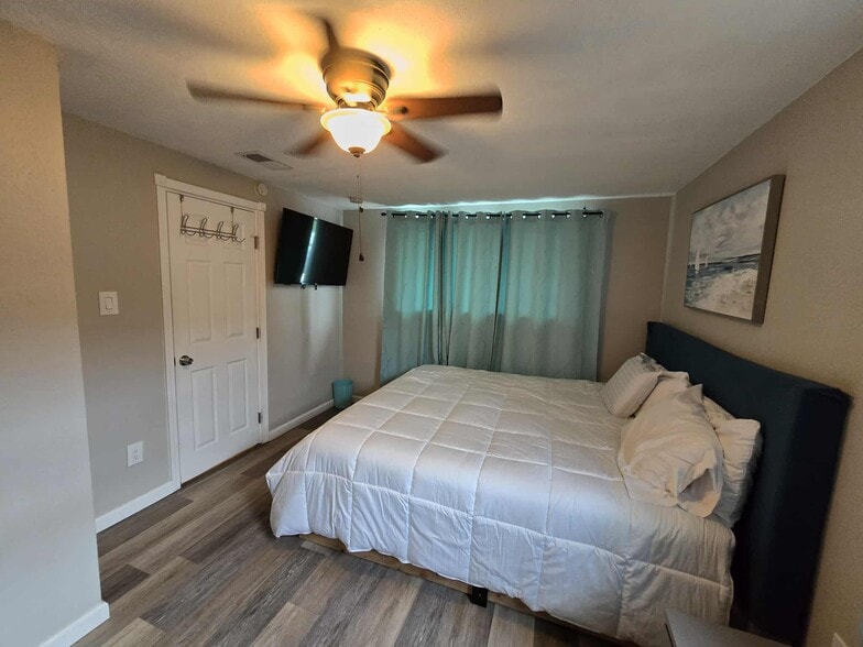 Master Bedroom 1 With King Size Bed - 2661 Magnolia Ave