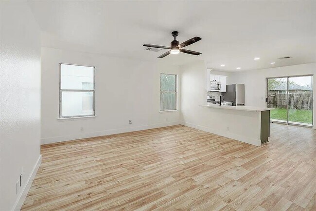 Building Photo - 16816 Jaron Dr