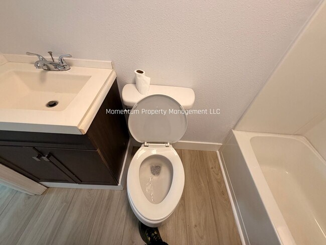 Building Photo - BEAUTIFUL 3/2 AVAILABLE NOW! ASK ABOUT OUR SPECIALS!!!