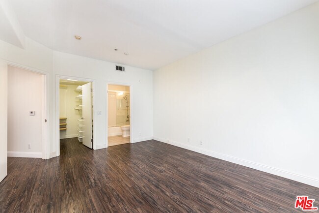 Building Photo - 117 N Gale Dr
