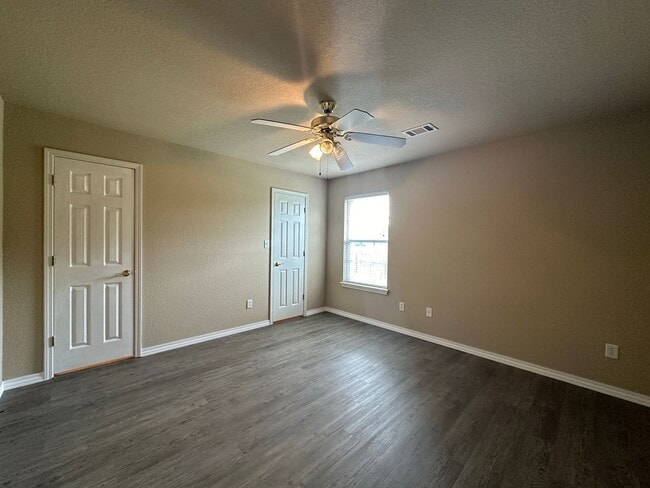 Building Photo - Beautiful Move In Ready 3 Bed 2 Bath for R...