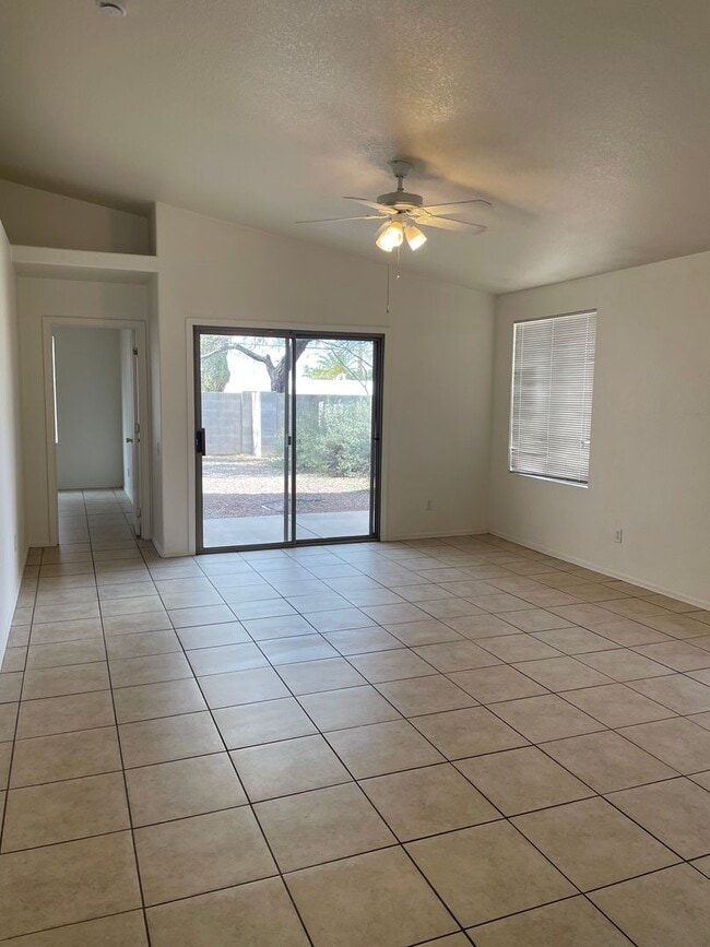 Building Photo - Large 3 Bedroom! Master Bedroom w/ Sitting Room!