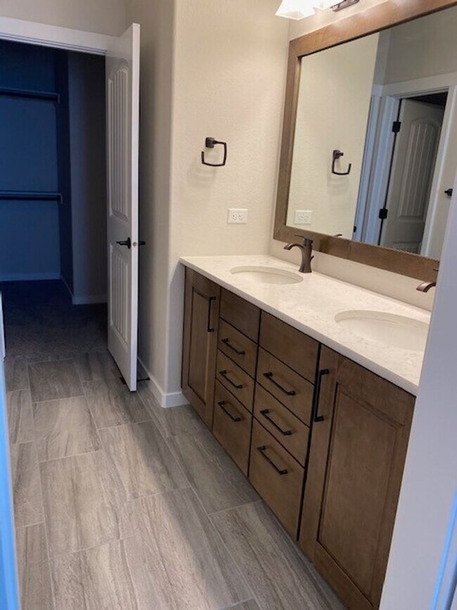 Building Photo - STUNNING 4 BED/4 BATH PATIO HOME IN FLYING HORSE!