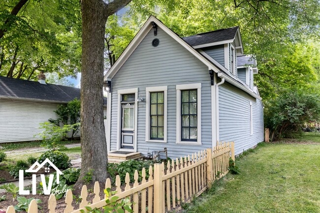 Building Photo - 1121 E 9th St