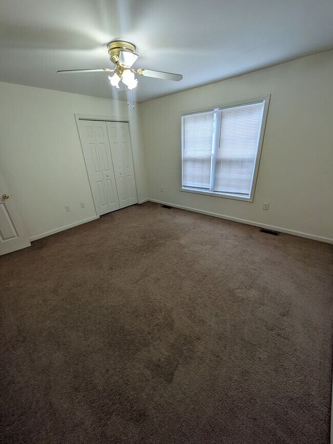 Building Photo - 2BD/1.5BA Townhome in Strawberry Patch Complex of Hickory