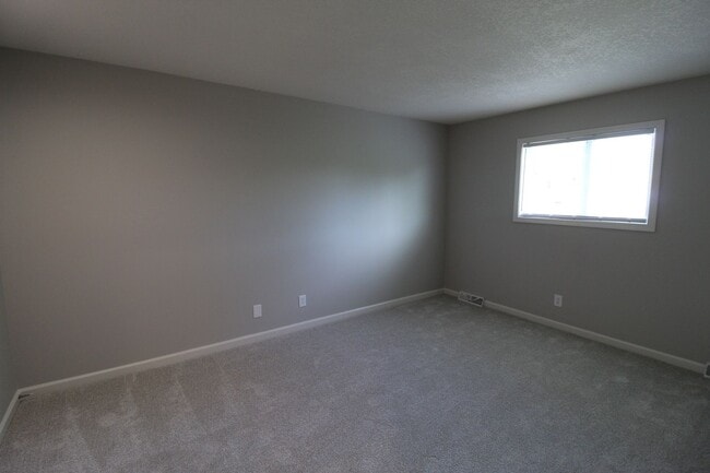 Building Photo - Updated 2 BEDROOM 1.5 BATH DUPLEX