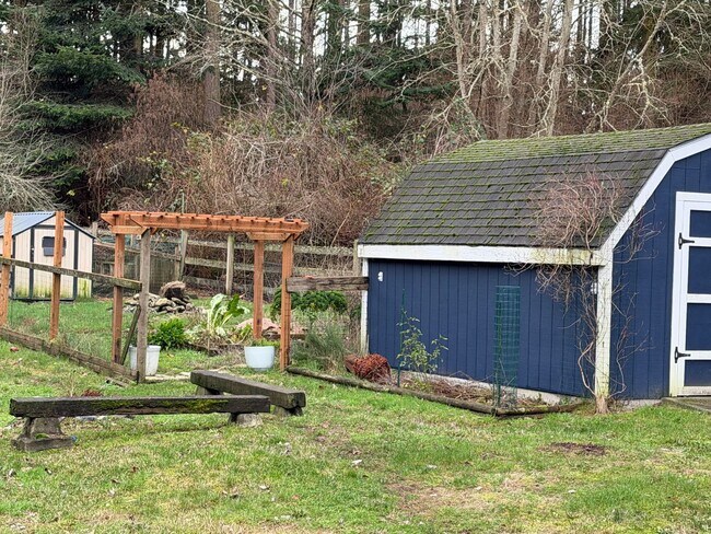 Building Photo - Lovely Single Level Rambler with Custom Finishes and Pet Friendly!