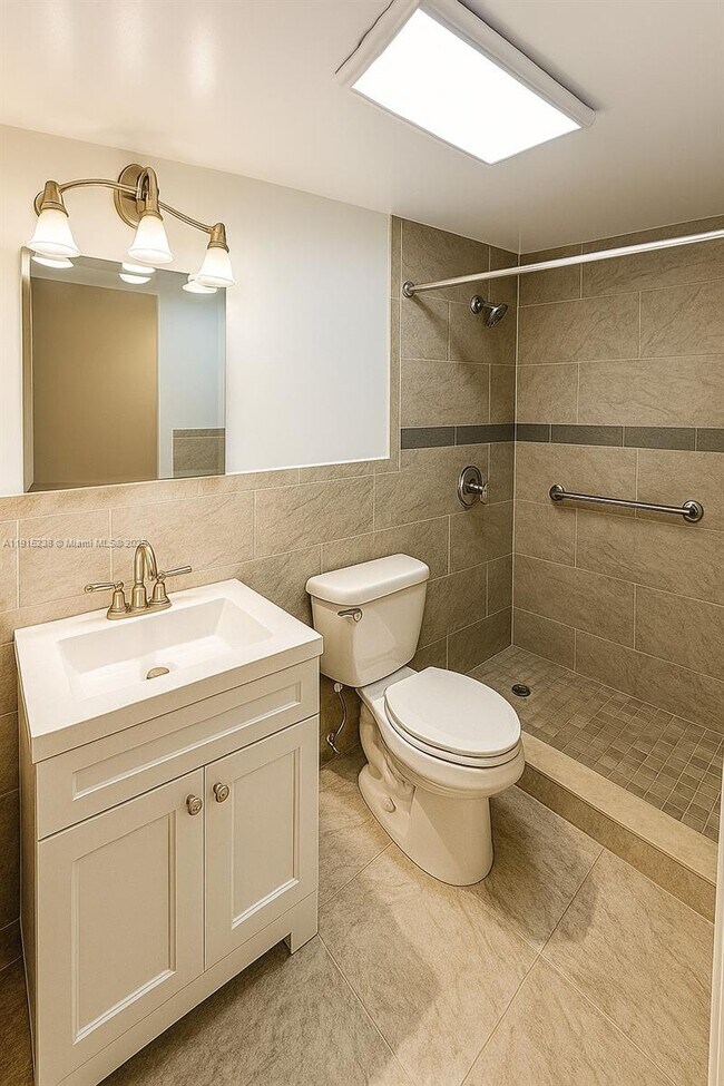 Building Photo - 1100 Pine Dr