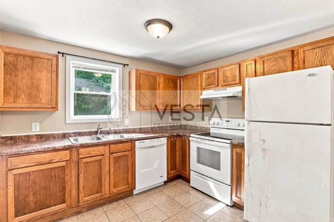 Building Photo - 121 Lyndhurst Dr