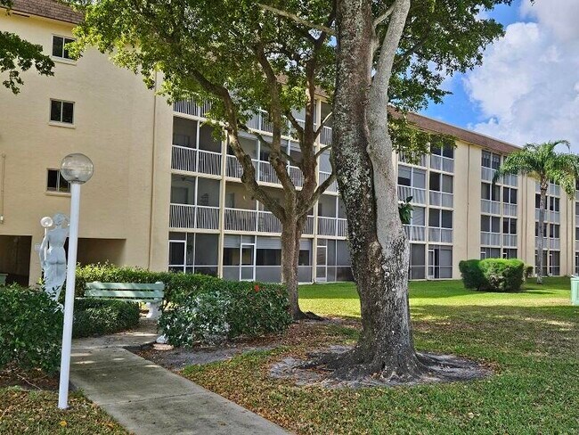 Building Photo - 300 Village Green Cir S