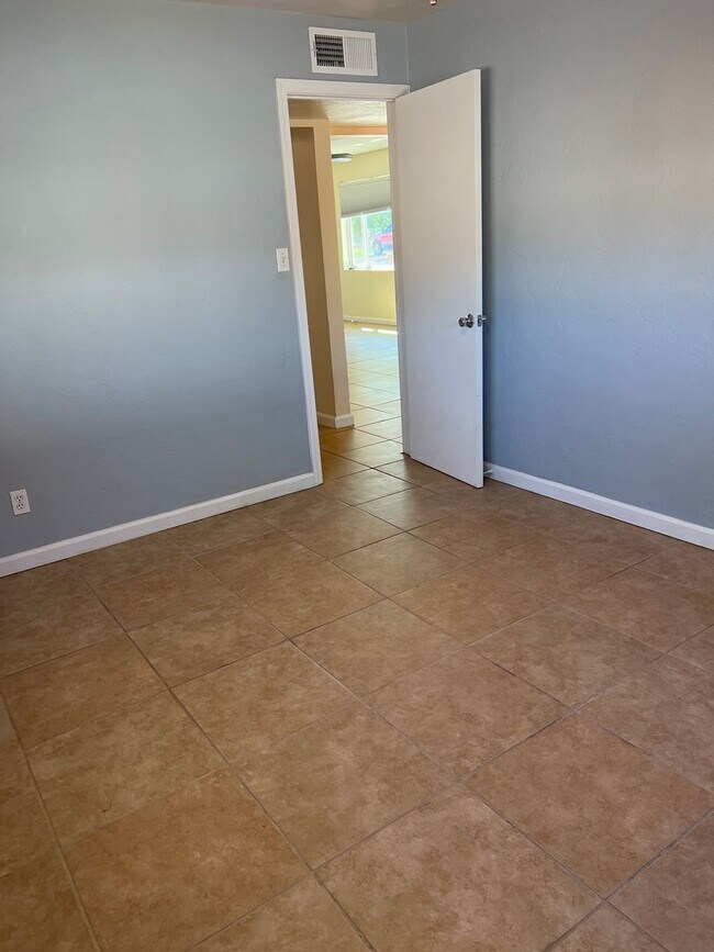 Building Photo - 4831 E Hampton St