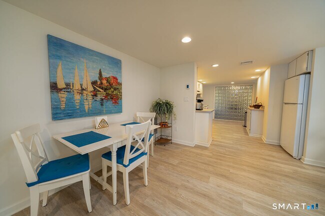 Building Photo - 133 Linden Ave