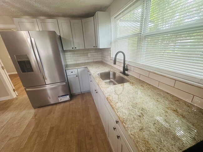 Building Photo - 2558 Spirea St