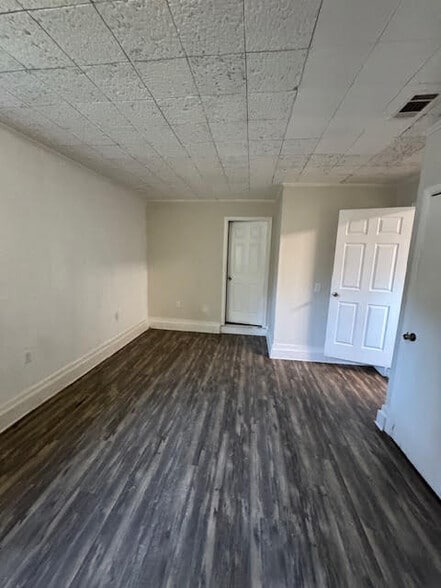 Building Photo - 5700 Eastwood Dr