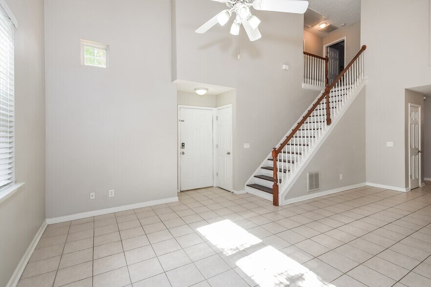 Building Photo - 1204 W Oaks Way
