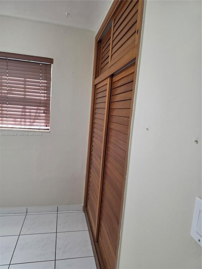 Building Photo - 1560 W 53rd Terrace