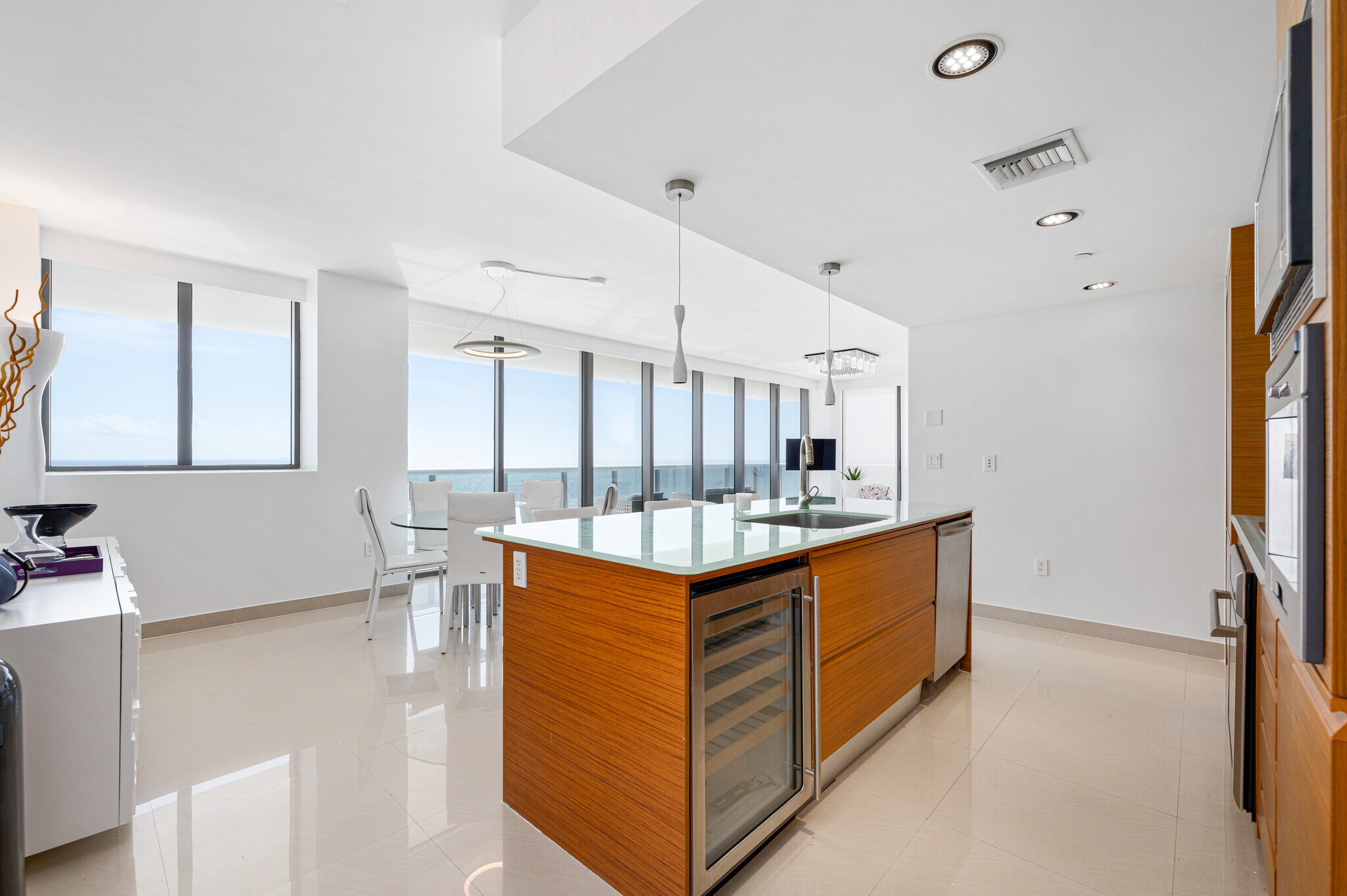 Building Photo - 5875 Collins Ave