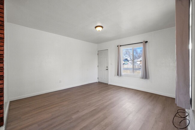 Building Photo - Newly renovated 2bdrm 1 bath house with 3 ...