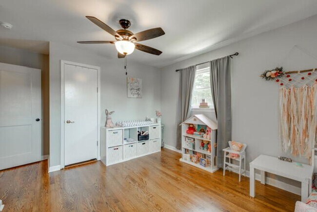 Building Photo - BEAUTIFUL 3 bedroom Lookout Valley home!