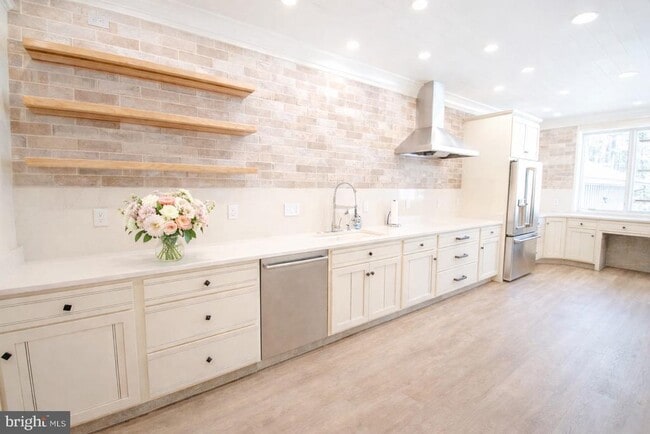 Building Photo - 7918 Bloomfield Rd