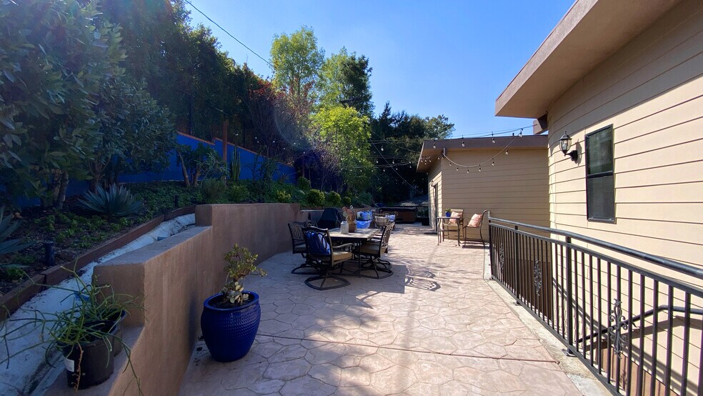 Building Photo - 1614 Pleasant Way