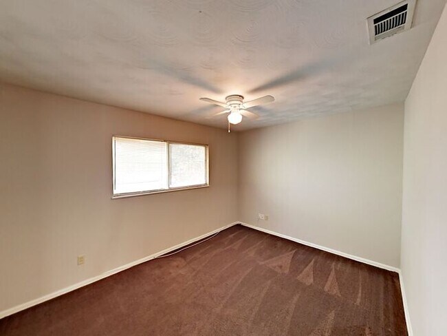 Building Photo - No Application Fees* $500 Off 1st months r...