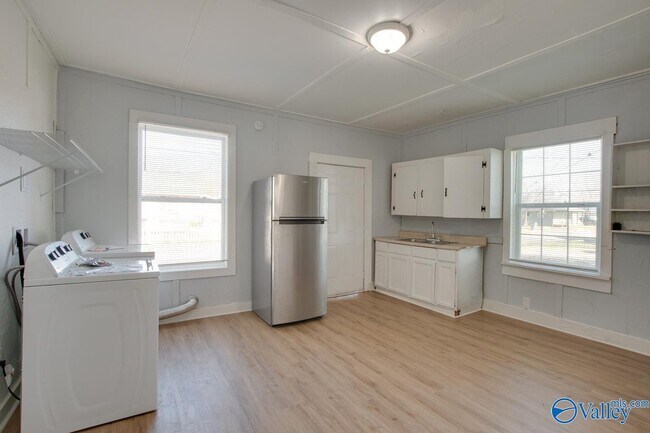 Building Photo - 3701 Fairview St SW