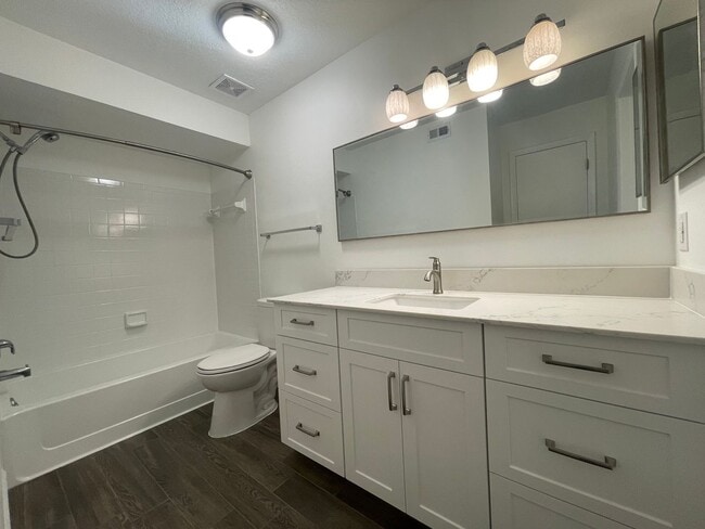 Building Photo - Renovated 2 Bedroom, 2 Bath First Floor in...