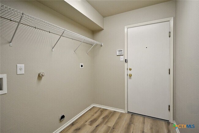 Building Photo - 2489 Medina Dr