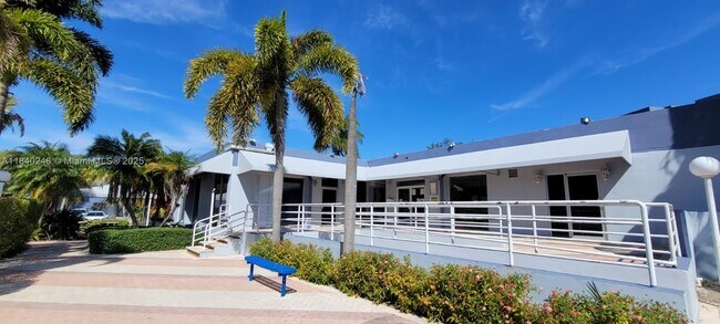Building Photo - 9351 Fontainebleau Blvd