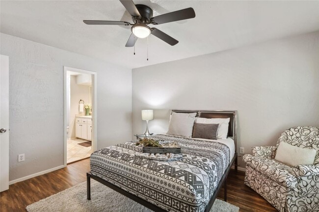 Building Photo - DAZZLING DUPLEX IN FORT WORTH!